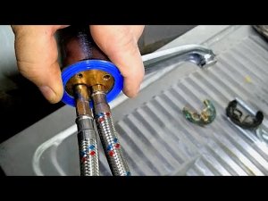 ✅ Как заменить ( снять и поставить) смеситель на кухне своими руками
