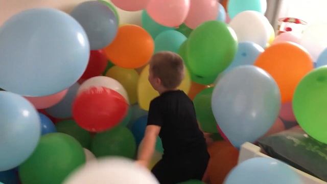 Вся комната в воздушных шариках. Мама сделала сюрприз для Кирюши смотреть онлайн