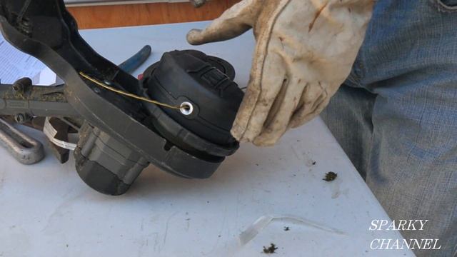 DeWalt Quickload™ Trimmer Head Replacement and How to Load New Line Quickload™ Style! смотреть онлайн