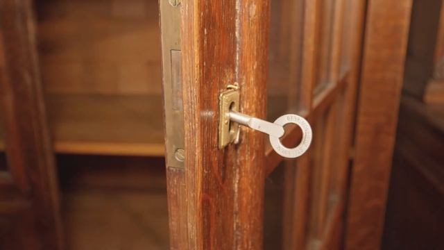 Старинный шкаф с расстекловкой смотреть онлайн
