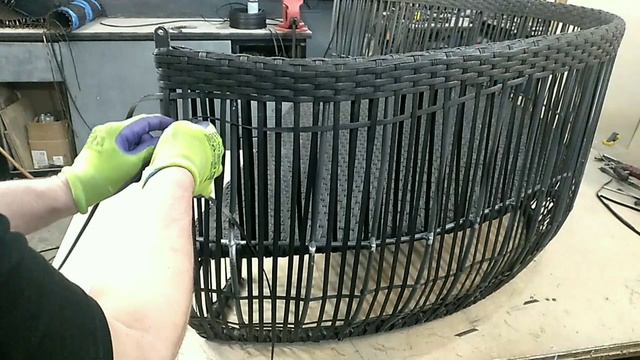 ремонт дивана из искусственного ротанга