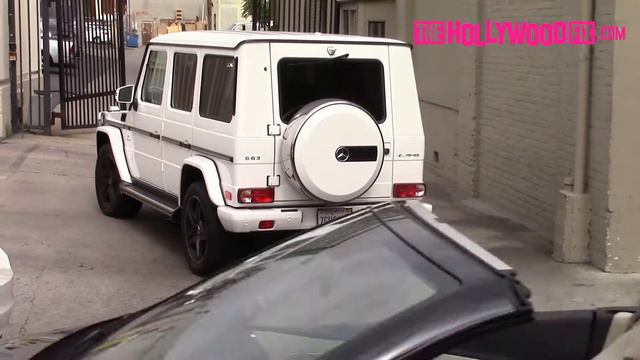 Hilary Duff Switches G-Wagon's While Out Shopping With A Friend Before Hitting The Studio смотреть онлайн