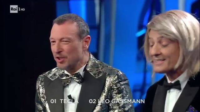 Sanremo 2020 - Fiorello irrompe al Festival vestito da coniglio смотреть онлайн