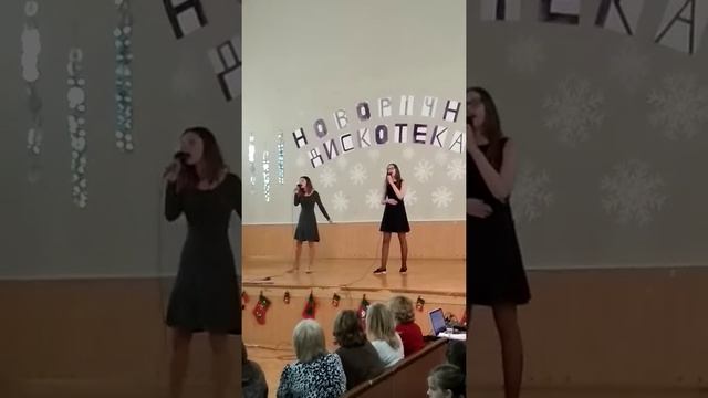 Песня на школьном празднике в киевской школе смотреть онлайн