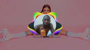 Эти изгибы твоего тела (ReMix) поет девушка.