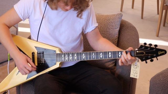 Demo of The Gibson FLYING V-90 from 1988 смотреть онлайн