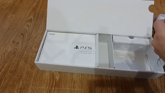 Распаковка PS5 и беспроводной зарядки, два джойстика. смотреть онлайн