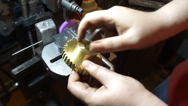 Gingery Dividing Head - Machining the Worm Gear P2 (Gear Cutting on the Shaper) смотреть онлайн
