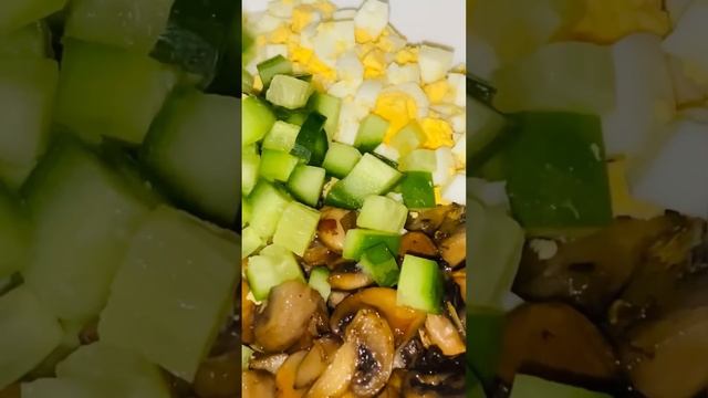 Салат с курицей, шампиньонами, кукурузой и огурцами «Зимнее ассорти» #shorts #рецепты #салат смотреть онлайн