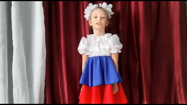 Миделян Есения читает стихотворение Олега Милявского "Любите Россию" смотреть онлайн