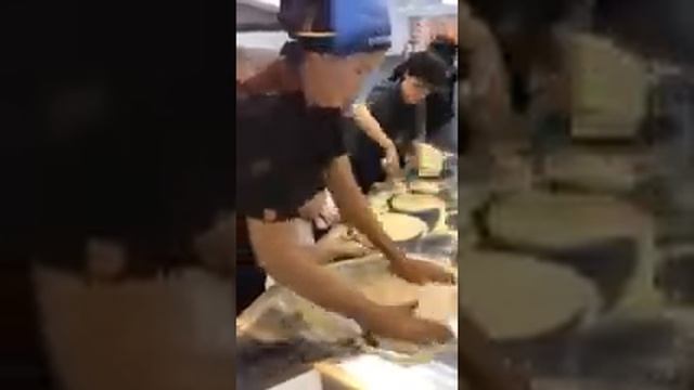 Учимся делать пиццу! Мастер класс от ДоДоПицца смотреть онлайн