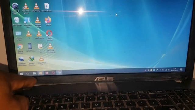 how to repair laptop display sinhala /how to fix vertical line on laptop screen sinhala/ смотреть онлайн