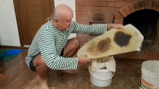 Тонкая очистка воска с фильтрацией жидкого воска через тряпочку с последующим длительным отстаивани смотреть онлайн