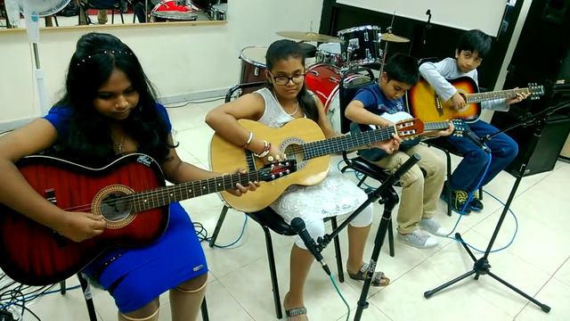 Anushka HH Guitar Playing смотреть онлайн