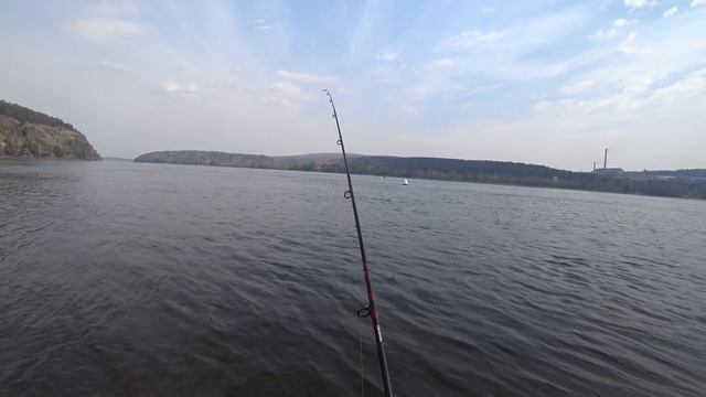 Эта рабочая мушка спасла рыбалку!!! Ловля хариуса весной на реке Енисей на тирольскую палочку! смотреть онлайн