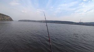 Эта рабочая мушка спасла рыбалку!!! Ловля хариуса весной на реке Енисей на тирольскую палочку!