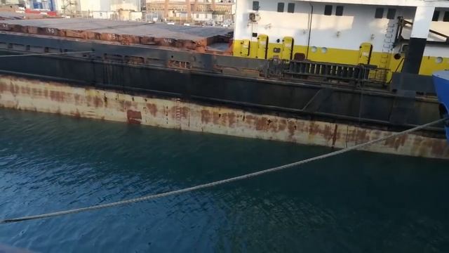 Загоняют пароход на берег в сухой док смотреть онлайн