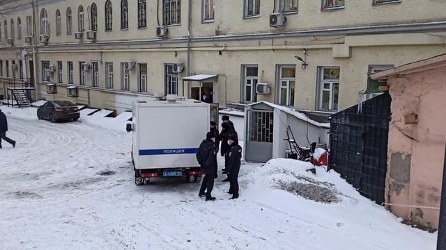 ОТЦА СЕРГИЯ РОМАНОВА ПРИВЕЗЛИ В БАСМАННЫЙ СУД Г.МОСКВЫ.