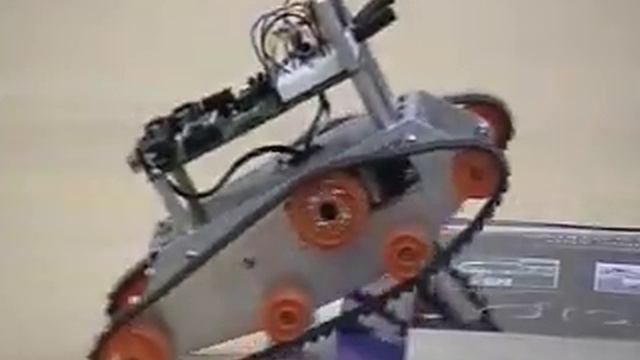Boe-Bot Robot with Tank Tread and Memsic Accelerometer смотреть онлайн