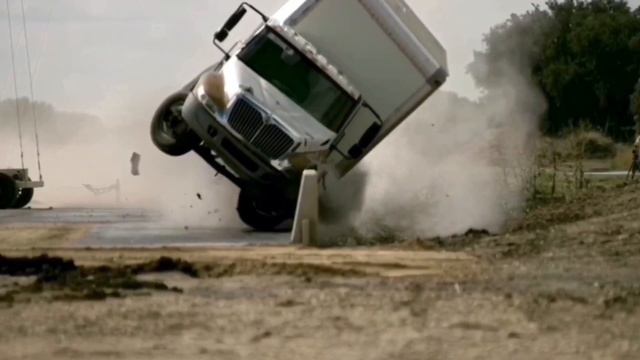 Залетел в отбойник  краш- тесты .Crash Tests Of Road Barriers#crashtest