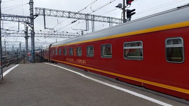 Прибытие ЭП2К-349 с фирменным поездом "Красная Стрела" №001/002 Москва - Санкт-Петербург! смотреть онлайн