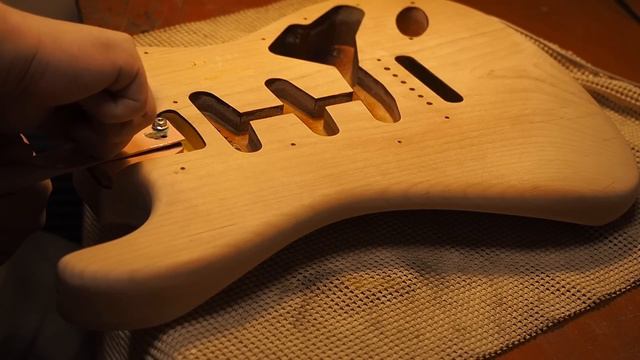 Refinishing a Fender Custom Shop Stratocaster to make it Relic Multilayer. смотреть онлайн