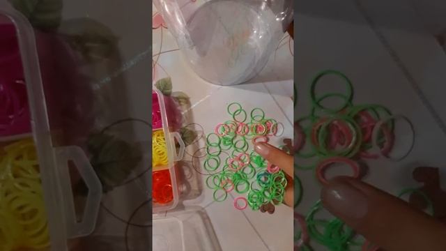 АСМР?/перебираем резиночки для плетения/ смотреть онлайн