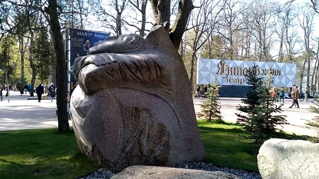 Скульптура возле театра эстрады Янтарь-Холл смотреть онлайн