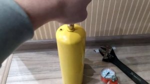 Баллон под пропан и редуктор для мини сварочного поста.