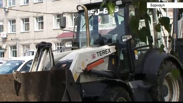Территорию Краевого центра охраны материнства и детства в Алтайском крае начали благоустраивать смотреть онлайн