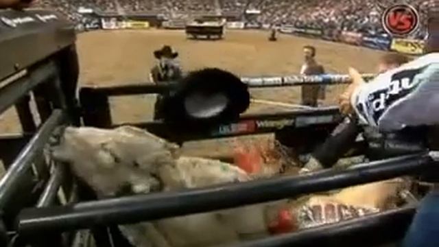 KNOCKED OUT PBR veteran Ross Coleman gets knocked unconscious in the chute смотреть онлайн