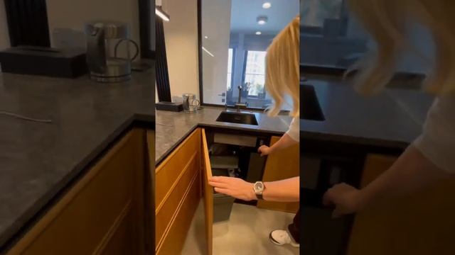 Отлично организовали зону мойки?? Все удобно и под рукой! #обзоркухни #организацияхранения смотреть онлайн