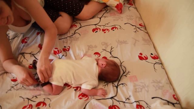 Ромка пытается ползать. смотреть онлайн