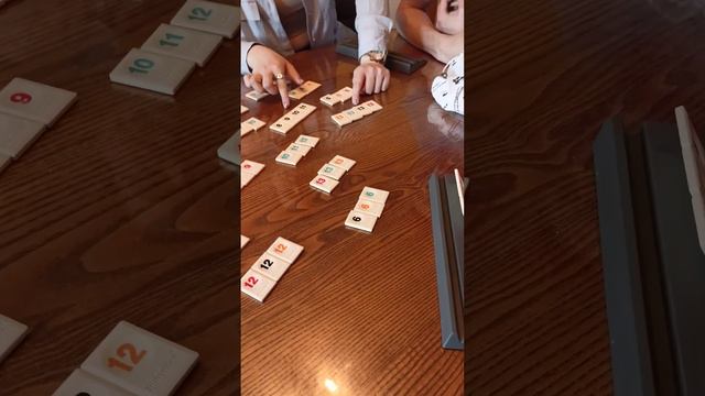 Семейные посиделки, играем в руммикуб, молодежь рулит)#family #shоrts смотреть онлайн