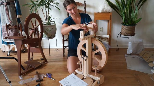 Assembling an Ashford Kiwi Spinning Wheel смотреть онлайн