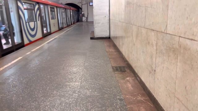 Прибытие поезда метро маршрута 027 на Кольцевую линию метро(состав метро «Москва 2020») смотреть онлайн