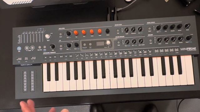 Arturia Mini Freak unboxing….with limited space смотреть онлайн