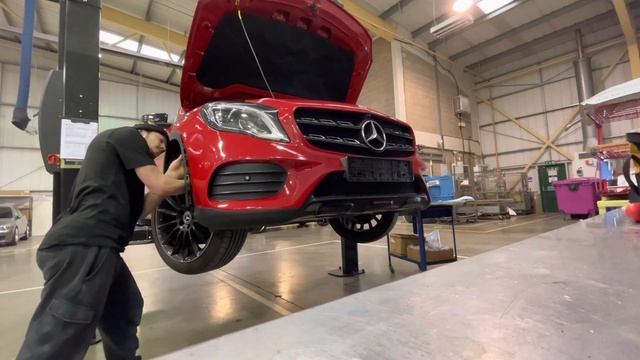 Mercedes GLA : How to remove the front bumper смотреть онлайн