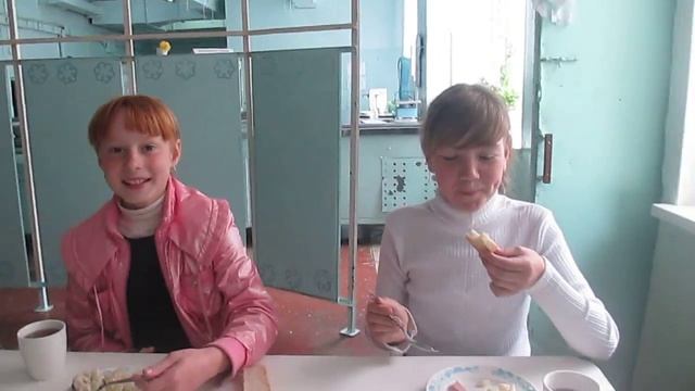 мы в школьной столовой с девками которых я старши на 2 года смотреть онлайн