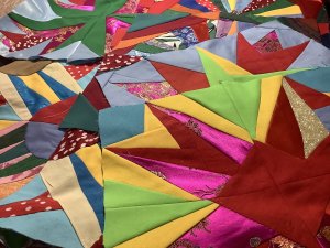 Никогда не выбрасываю маленькие кусочки ткани, а пришиваю их на основу! Пэчворк для новичков.