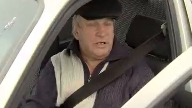 В Череповце коммунальщики медленно убирают снег, потому что не привыкли к новой технике смотреть онлайн