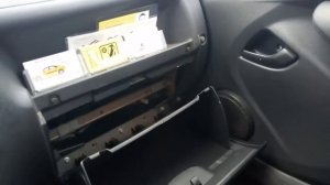 Лада Гранта замена ручки открывания бардочка（перчаточного ящика）