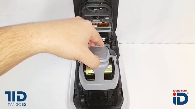 Impresora de Credenciales Zebra ZC300: Colocación y preparación de insumos e impresión de prueba. смотреть онлайн