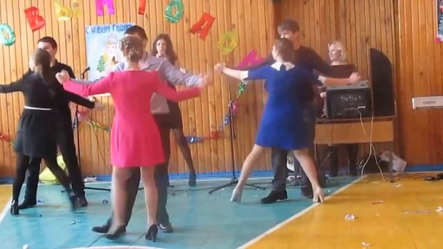 Новогодний танец 1. Верка Сердючка 2. Abba -- Happy New Year смотреть онлайн