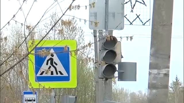 На перекрестке улицы Куйбышева и переулка Речной почти сутки не работает светофор смотреть онлайн