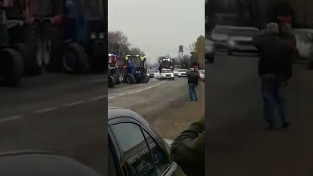 На свадьба колонна из тракторов. Maraqli toy karvani смотреть онлайн