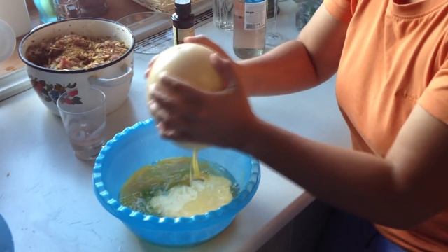 Как извлечь белок с желтком не повредив скорлупу? смотреть онлайн