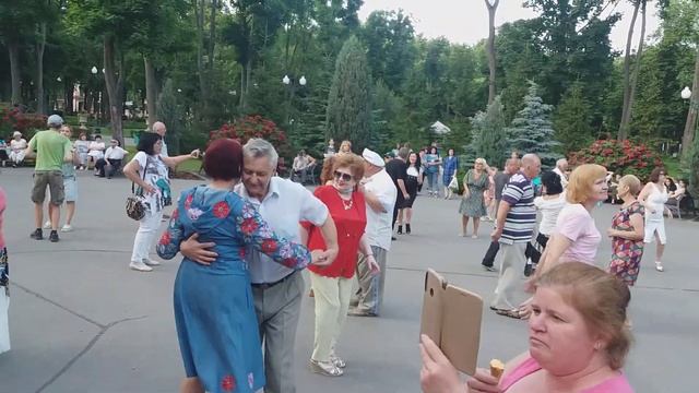 Харьков,танцы в парке,"Настоящая подруга никогда не бросит друга" смотреть онлайн