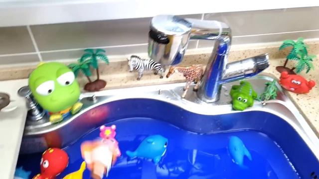 Fun Animal Toy! - Animal Water Park смотреть онлайн