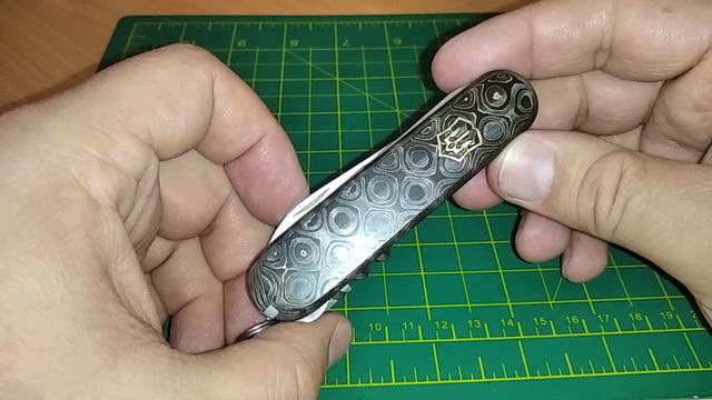 Victorinox Compact. Mod. Custom. Накладки Fat Carbon. смотреть онлайн